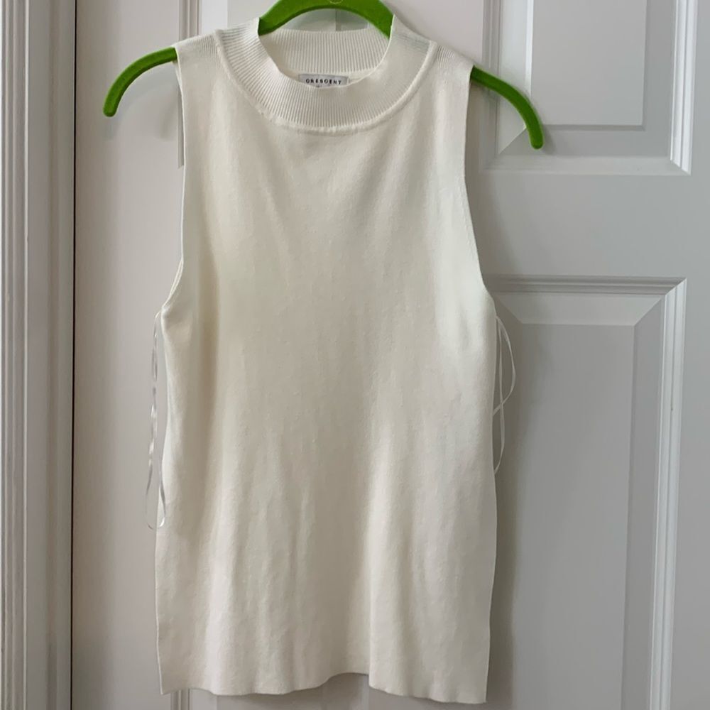 Crescent Size Medium sleeveless white mock turtleneck w/side splits